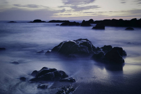 在黄昏时长时间曝光岩石海景。模拟35 毫米幻灯片