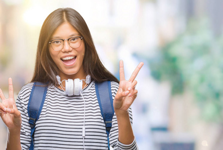 背包旅行中的年轻女孩微笑背景图