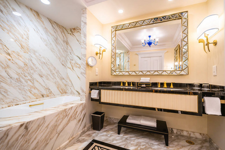 浴室内饰美丽的豪华水龙头和水槽装饰