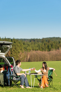 露营车年轻夫妇享受野餐农村图片