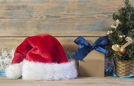 圣诞树与装饰和礼物在木桌背景