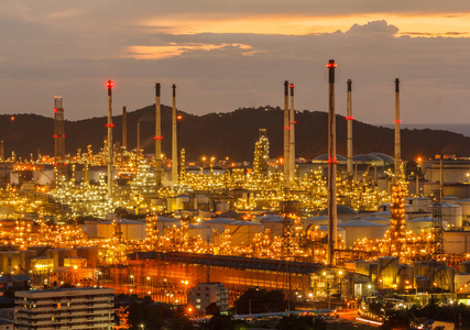 炼油厂的暮光之城镜头美丽图片