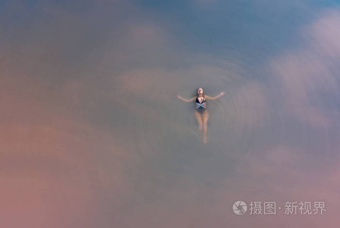 女孩躺在水面上-最上面的风景