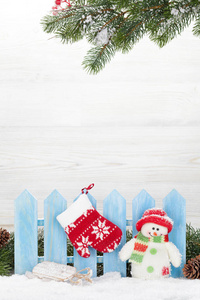 圣诞雪人, 手套和雪橇玩具和冷杉树枝。圣诞节背景与拷贝空间