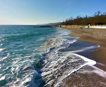 海浪懒洋洋地滚到岸边, 顺利地进入大海, 舔沙子