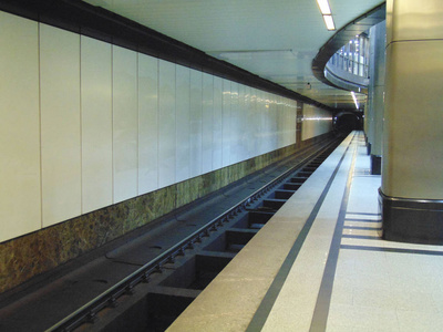 地铁中的铁轨和站台
