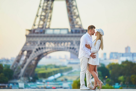 浪漫情侣在埃菲尔铁塔附近约会。在巴黎享受城市的游客
