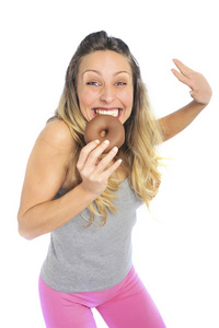 年轻的顽皮女人吃巧克力甜甜圈快乐有罪为不良的营养状况