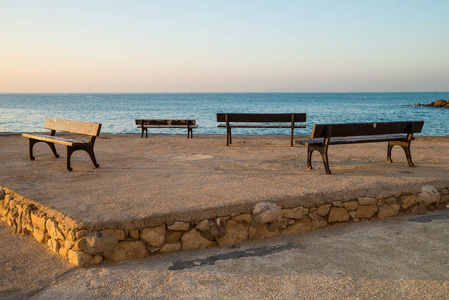 地中海海岸线的长椅景观