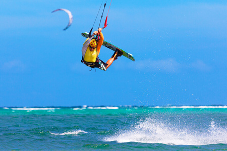 年轻的 kitesurfer 对海背景极限运动风筝冲浪