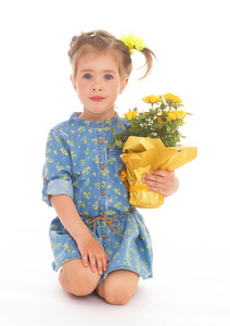 迷人的小女孩抱着一束鲜花