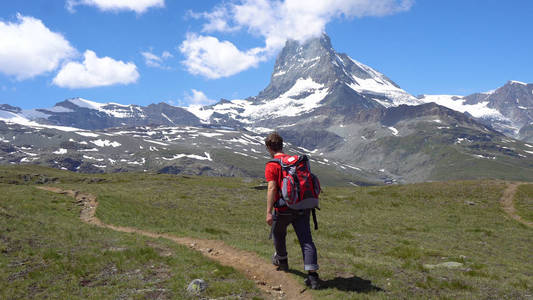 年轻徒步旅行者在高山山