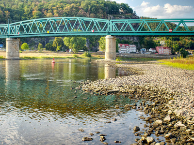 河 Elbe 捷克语 Labe 在 Decin 镇以水平0.8m 而不是标准 2.53.0m。极端干燥在夏天之内2018