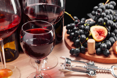 葡萄酒和葡萄在桌子上