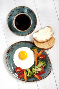 炒鸡蛋，蔬菜和咖啡杯