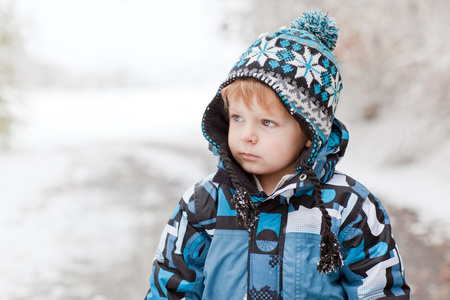 可爱的小孩男孩在冬季一天玩雪