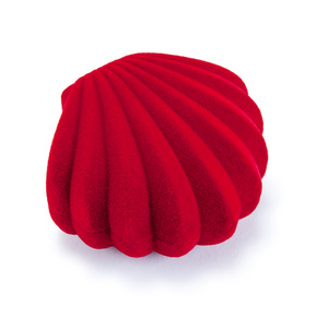 在形状中的贝壳的红色礼品盒
