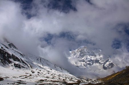 云中有雪的山峰。徒步到布尔纳基地营地, 尼泊尔