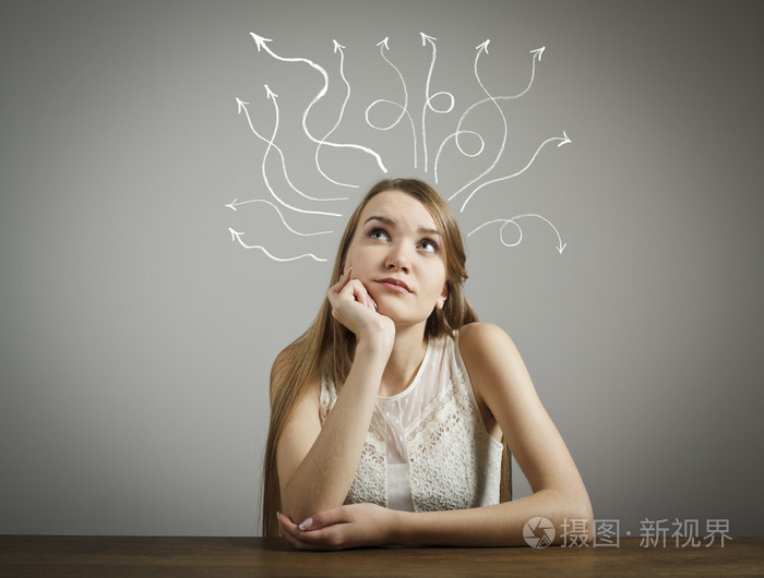 穿白色衣服的女孩思考照片-正版商用图片0aot8e-摄图新视界