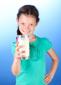 美丽小女孩 withglass 牛奶在蓝色背景上的肖像