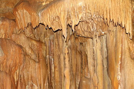 自然纹理照片的梦幻般的自然洞穴与黄褐色墙壁和钟乳石和石笋的形成在大理石洞穴, 克里米亚