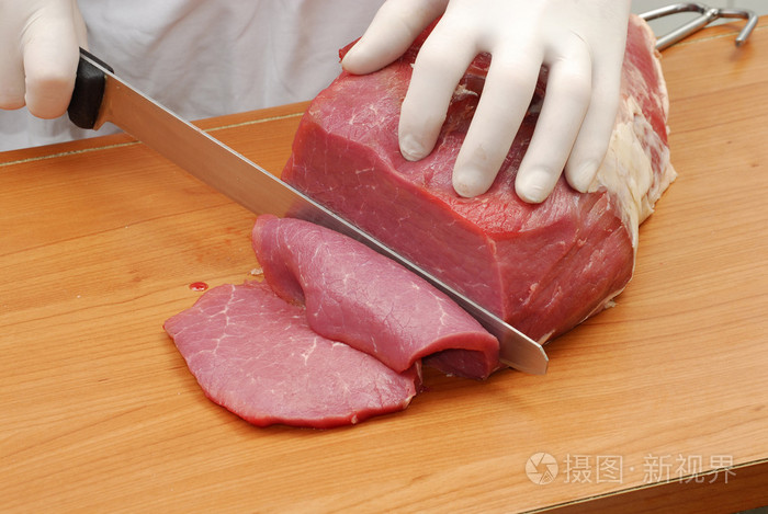 切割一块新鲜的肉,切肉在厨房里的