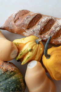 面包和整个五谷面包和秋天南瓜在纹理光背景