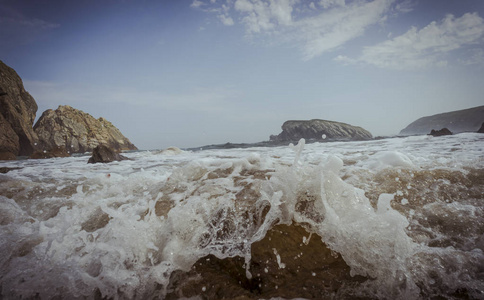海岸线, 夏天有岩石的海滩。西班牙桑坦德海滩 Arna