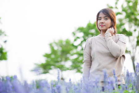 肖像亚洲女人站