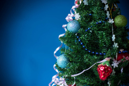 圣诞树与装饰在蓝色背景