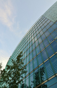 玻璃幕墙的现代办公大楼