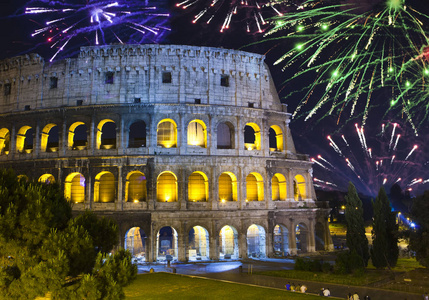 在牙线上的庆祝焰火。意大利。罗马