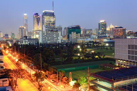 光径的高速公路到曼谷城市景观摩天大楼