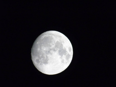 一个惊人的标题, 整个城市的月光在夜晚在夏季的一些云和雾