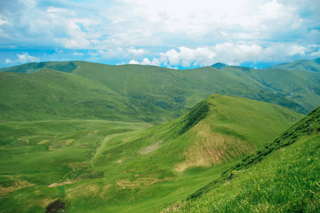 乌克兰夏季绿色的山脉。天空越过群山。乘吉普车旅行时的大气景观。越野远征