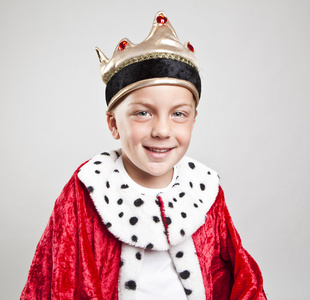 有趣的小男孩打扮得像个国王