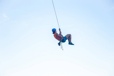 在安全帽的人的看法, 在做绳索和显示迴旋在空中飞行时挂在绳子上