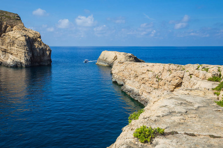 城市戈佐岛, 马耳他, 欧洲。海洋, 蓝色的水和人民。岩石和自然。旅游照片 2018 9月