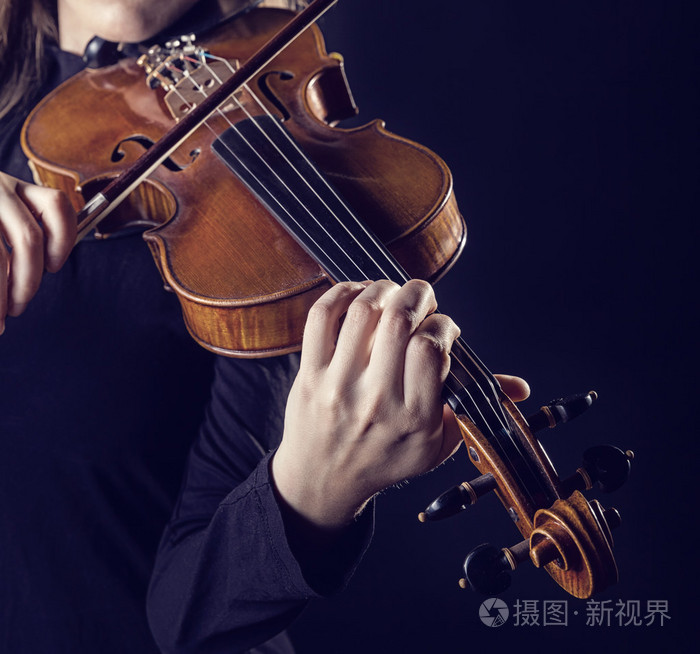 音乐家演奏小提琴