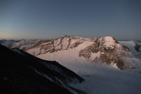 秋季远足到大维斯巴赫峰在 glocknergruppe hohe tauern 在奥地利从卡普伦周围 mooserboden 水