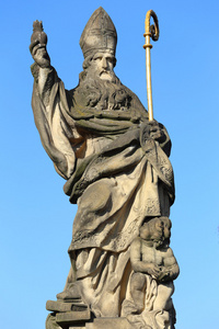 捷克布拉格查理大桥上的巴洛克式雕像