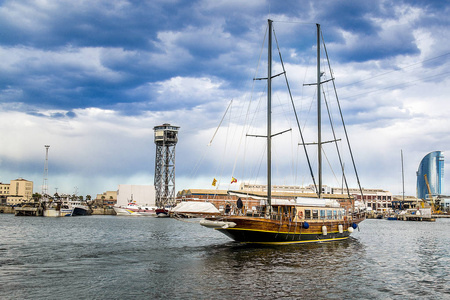 游艇在西班牙巴塞罗那港口航行