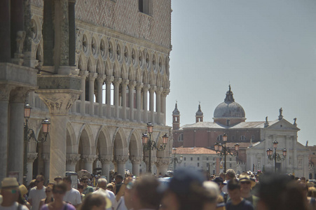 威尼斯的窗户和建筑元素在一个特色宫殿充满装饰的门面。窗户图案与历史装饰