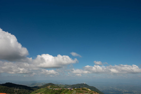 蓝色的天空与云。天空蓝色背景