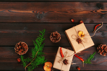 圣诞节礼物的构成与松果和冷杉分支在木背景