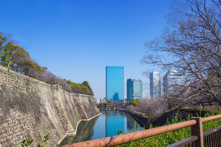 乘船游览护城河观光大阪城堡日本最著名的地标之一