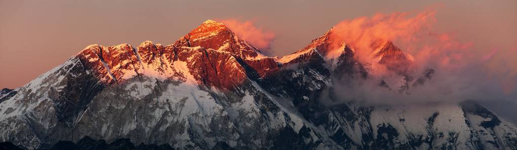 晚上日落红色的景色珠穆朗玛峰 lhotse 和 nuptse 南岩面与美丽的云从 kde 村庄, khumbu 山谷, 具备