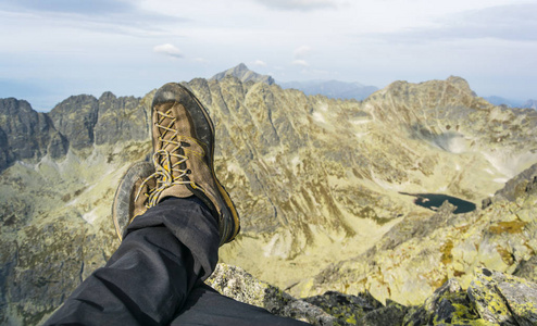 高山旅游的腿在山的背景下的鞋方法