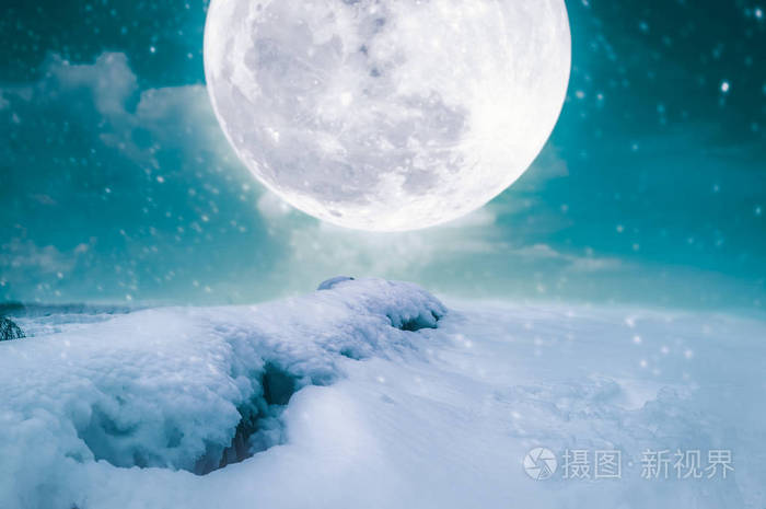 雪与超级月亮的景观.壮观的夜晚, 天空明亮的满月.冬天雪覆盖了地面.