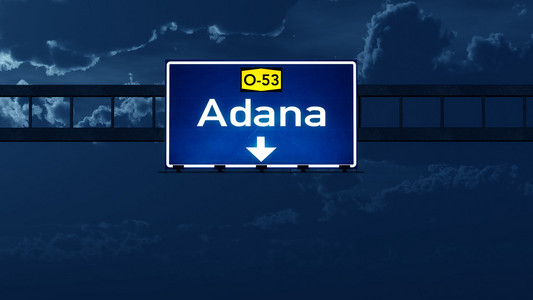 阿达纳土耳其公路路标在晚上图片